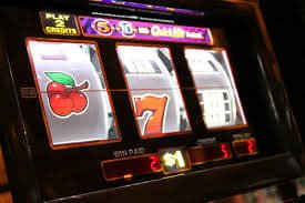 Permainan baccarat dengan dealer dan papan hasil di mpo 8080